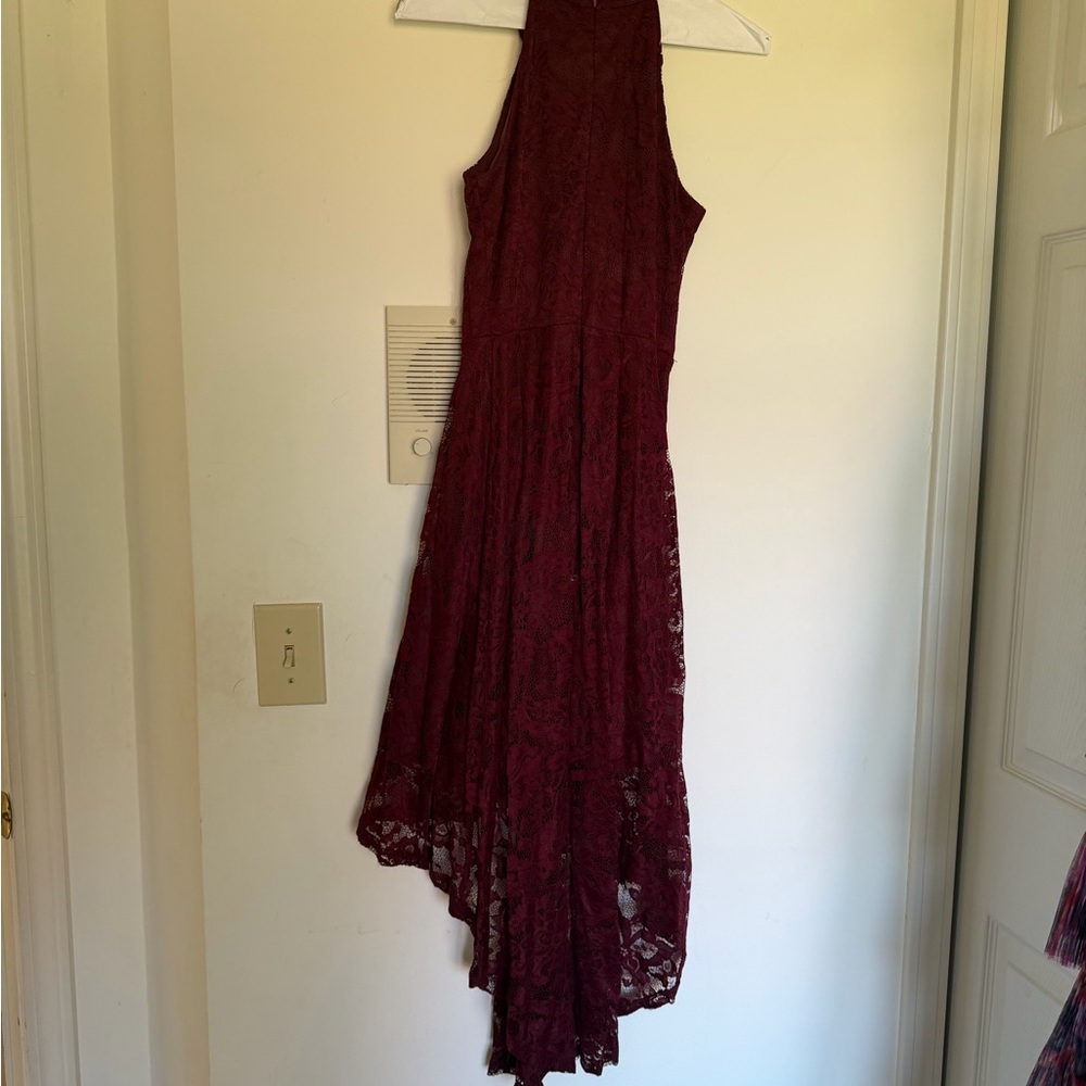 Sleeveless Lace High-Low Dress in Burgundy - Picture 5 of 5